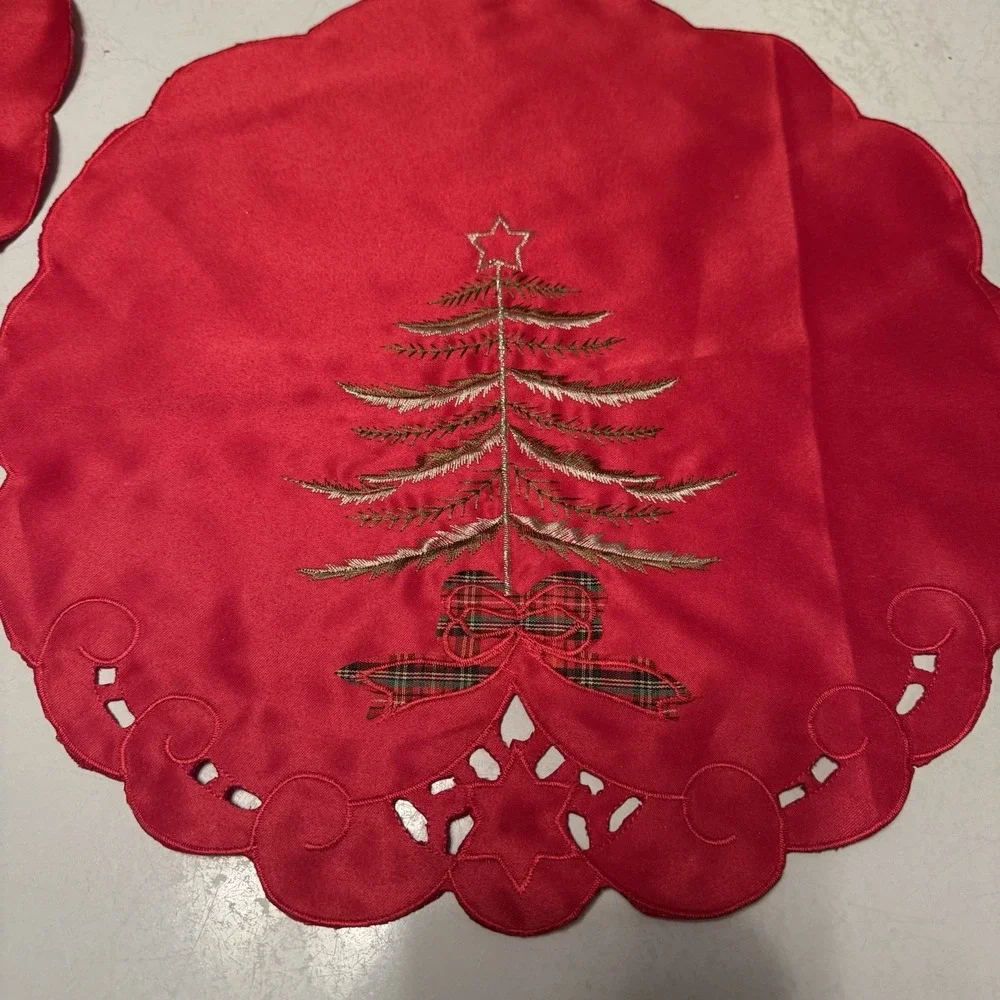 Placemats Set of 2 Home 15in Red Christmas Tree Embroidered‎ Scalloped Bow